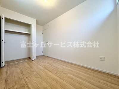 【洋室】 | 静岡市葵区西千代田町 2期 新築一戸建て 1号棟 | 収納もある洋室です