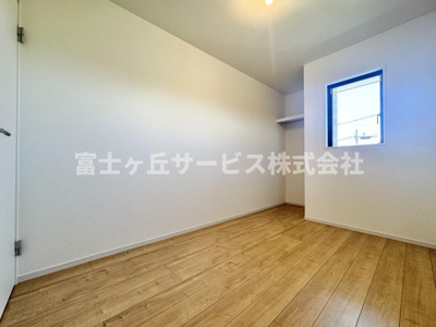 【洋室】 | 静岡市葵区西千代田町 2期 新築一戸建て 1号棟 | オープンクローゼットのある洋室です