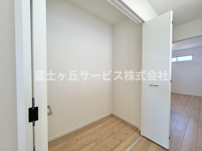 【収納】 | 静岡市葵区西千代田町 2期 新築一戸建て 1号棟 | 2Fホールにある収納スペースです