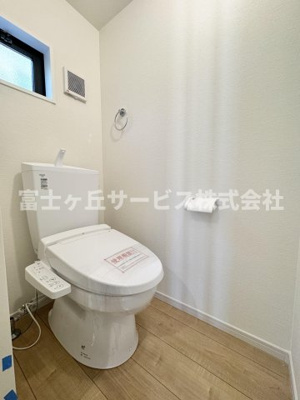 【トイレ】 | 静岡市葵区西千代田町 2期 新築一戸建て 1号棟 | 1Fトイレです
2Fにも同タイプのトイレがあります