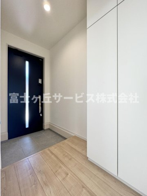 【玄関】 | 静岡市葵区西千代田町 2期 新築一戸建て 1号棟 | 収納もある玄関です