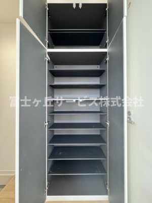 【収納】 | 静岡市葵区西千代田町 2期 新築一戸建て 1号棟 | 玄関にある収納棚です