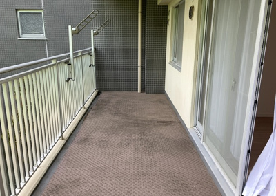 【バルコニー】 | サンクタス・グロウヒルズ | バルコニーは、室外の専用スペースのうち、「屋根がなく開放された空間」であるものを指します。ベランダより広いタイプのものが多く、日当たりもよいため家庭菜園などを楽しみたい人にとって適した環境となります。