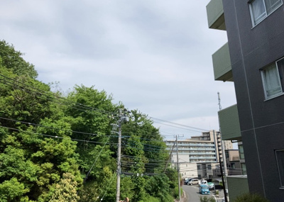 【展望】 | サンクタス・グロウヒルズ | 眺望の良さを楽しめるダイニングキッチンで家族団らんの時間を過ごしてはいかがでしょうか。バルコニーから見える景色を家族で眺める時間は、時間が経つのを忘れてしまいそうですね。是非、現地を見に行きましょう！