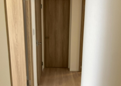 【玄関】 | サンクタス・グロウヒルズ | 玄関は家の顔でもあり、家族以外の目にも止まる場所です。玄関は外との間を仕切る扉、靴などをしまっておく収納スペース、靴脱ぎのたたきスペース、来客とのやり取りをするドアホンなど複数のアイテムからなります。