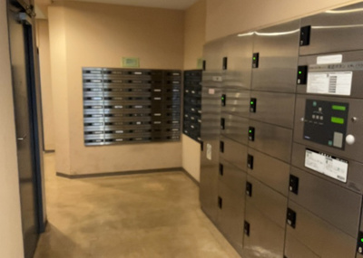 【設備】 | サンクタス・グロウヒルズ | エントランス付近に設置されている集合ポストは、住んでいる部屋と離れているため、ポストをあさるなど誰かに何かされていても被害に気づきにくいです。入居する時には他人に特定されにくい番号で鍵をかけましょう！