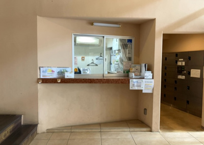 【受付】 | サンクタス・グロウヒルズ | 受付はマンションコンシェルジュがいる場合もあれば、管理人が滞在する小部屋を総称して呼ぶことがあります。主にエントランスに設置されていることから、防犯面でも期待ができます。防犯設備がない場合はより安心！