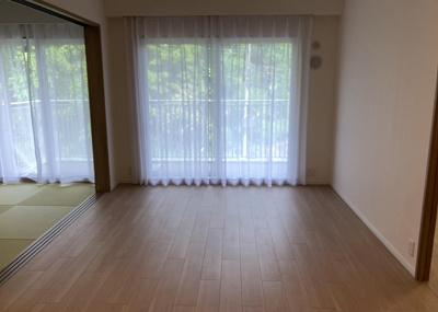 【居間・リビング】 | サンクタス・グロウヒルズ | リビングの間取りの種類は大きくわけてリビングとダイニングが別になっているタイプ、リビングダイニング一体型です。どちらも一長一短ですので、家を選ぶ時はその両面をチェックして決めるようにしましょう。