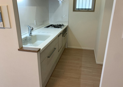 【キッチン】 | サンクタス・グロウヒルズ | 標準的なシステムキッチンの横幅は、165cm～300cm程度です。2100・2400・2550・2700などミリ単位で表記されます。普段どのように料理をするのかを想定しながら合ったサイズを選びましょう