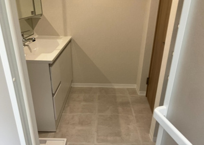 【脱衣所】 | サンクタス・グロウヒルズ | 洗面脱衣所は「体を綺麗に整える場所」という目的と役割を持っています。そして便利で使い勝手のいい「体を綺麗に整える場所」にするためには、配置や動線、照明や収納計画をしっかりと検討しておく必要があります。