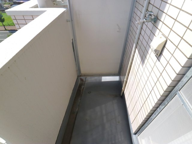 アップルハウスの設備|室外洗濯機置場（※他号室の写真となります。）