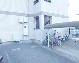 【その他共用部分】 | 屋根付きの駐輪場で雨が降っても大切な自転車が濡れなくてすみますね♪駅まで自転車もおすすめです！