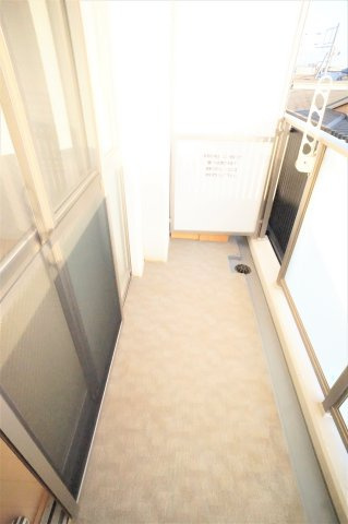 習志野市鷺沼台４丁目の賃貸マンションのバルコニー|日当たりの良いバルコニーは洗濯物も良く乾きますね