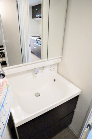 習志野市鷺沼台４丁目の賃貸マンションの独立洗面台|朝など便利なシャンプードレッサーです