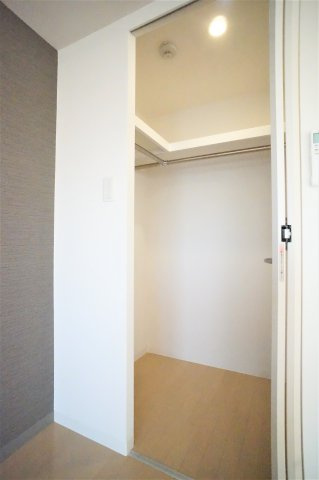 習志野市鷺沼台４丁目の賃貸マンションの収納|ウォークインクローゼットです。大きいクローゼットでたっぷり収納出来ますね