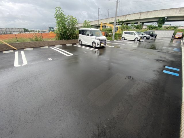 Serendipia・M(セレンディピア)の駐車場