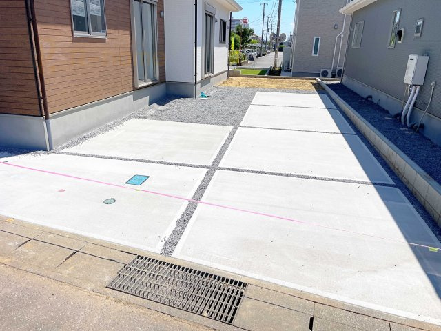 土浦市おおつ野3期　新築戸建て　3号棟の駐車場|カースペースは3台完備。ゲスト用のスペースも確保できますね♪