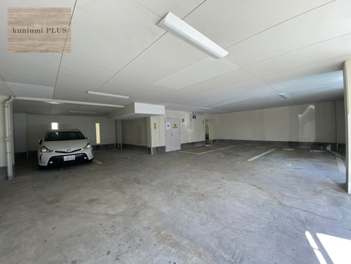 今里パーク・マンションの駐車場