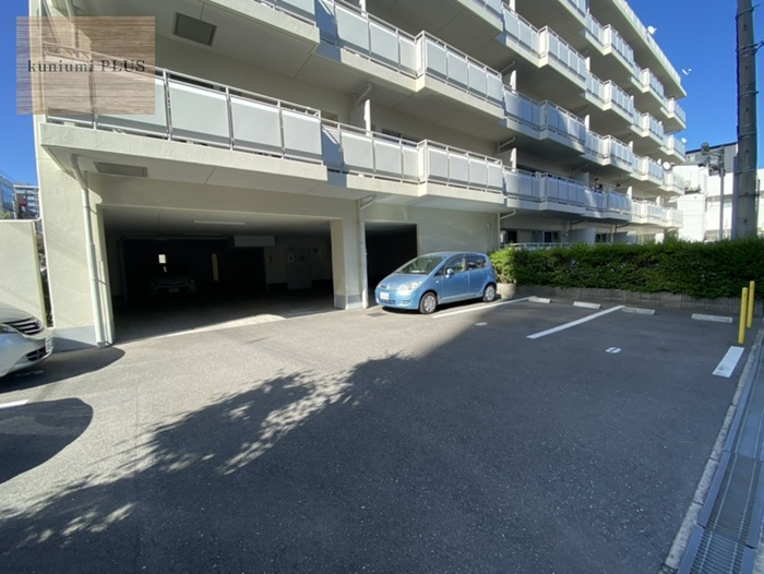 今里パーク・マンションの駐車場