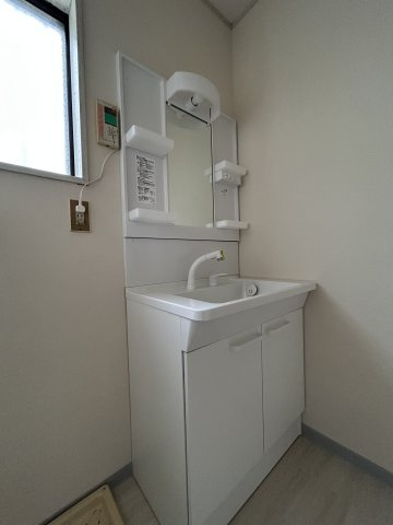 【中古戸建】前橋市稲荷新田町の独立洗面台|洗面所には＜広い鏡＞と＜充分な収納＞がついているので使い勝手が良いのが特徴です♪