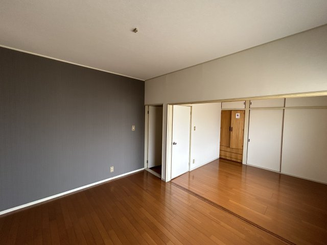 【中古戸建】前橋市稲荷新田町の洋室|「今日も一日お疲れ様」とご夫婦でゆったりくつろげる寝室。毎日の家事やお仕事に疲れた日はフカフカのベットで癒されてください。テレビや本棚をおいても快適な広さなのが自慢のお部屋です♪