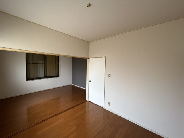 【中古戸建】前橋市稲荷新田町の洋室|ママ友が来ても子供達には子供部屋で遊んでいてもらうことができます。ママ達はリビングで楽しくおしゃべりに華を咲かせながら気兼ねなく盛り上がれます♪