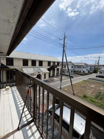 【中古戸建】前橋市稲荷新田町のバルコニー|バルコニーから入る日差しは暖かく、爽快な朝の目覚めを促してくれます♪洗濯物やお布団を干して太陽の香りを吸い込んだお布団で夜はおやすみください。