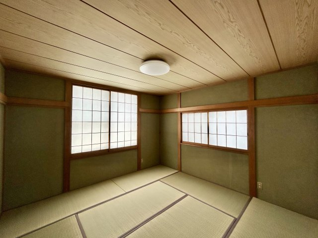 【中古戸建】前橋市稲荷新田町の和室|和室を書斎にしたり、冬にはコタツを敷いて家族みんなで年越しをするのもいいですね。家族みんなのお気に入りの空間になります♪