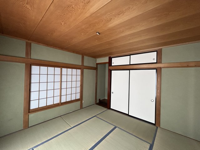 【中古戸建】前橋市稲荷新田町の和室|和室を書斎にしたり、冬にはコタツを敷いて家族みんなで年越しをするのもいいですね。家族みんなのお気に入りの空間になります♪