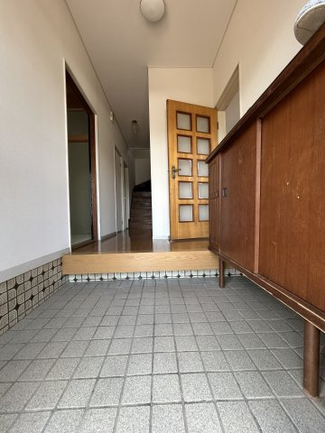 【中古戸建】前橋市稲荷新田町の玄関|毎日の「いってらっしゃい」や「お帰りなさい」を大切なご家族と過ごす玄関は〈使いやすさ〉を追求しております。玄関横の物入は急な来客時でもさっとお片付けできるスペースを確保しています。