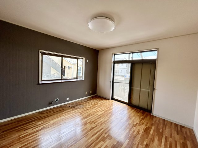 【中古戸建】前橋市稲荷新田町の居間・リビング|常に広々とした空間の中でゆっくりとお過ごしできます。