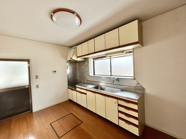 【中古戸建】前橋市稲荷新田町のキッチン|収納棚を設けてスッキリしたキッチンに変身可能です♪