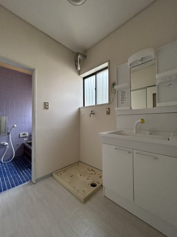 【中古戸建】前橋市稲荷新田町の独立洗面台|ゆとりのある洗面脱衣室ではお子様と並んで歯磨きもできるので一緒に成長を楽しめます♪広い空間なのですれ違うのもぶつかる心配がなく、ストレスフリー♪