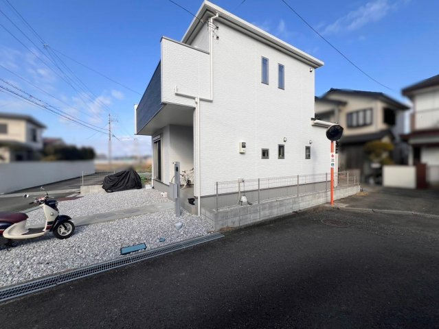 野市町西野　中古戸建　の前面道路含む現地写真