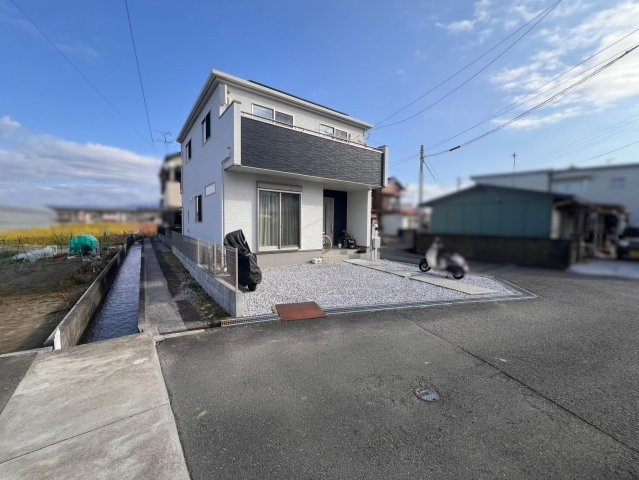 野市町西野　中古戸建　の前面道路含む現地写真