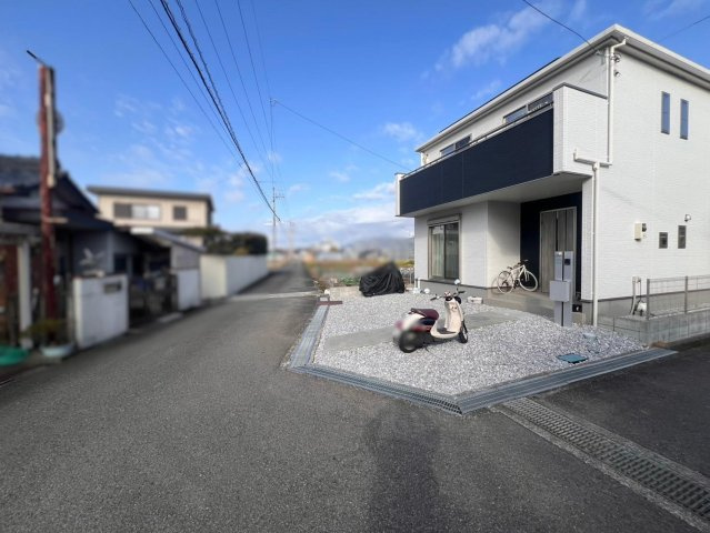 野市町西野　中古戸建　の前面道路含む現地写真