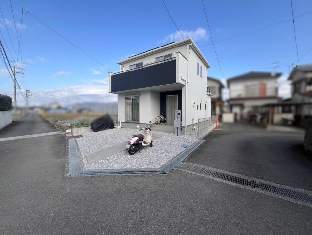 野市町西野　中古戸建　の前面道路含む現地写真