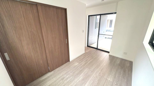 【洋室】 | 富士見市鶴馬3丁目　未入居一戸建住宅　全1棟　(ふじみ野店) | 洋室5.1帖。愛車を眺めることが出来る空間です♪