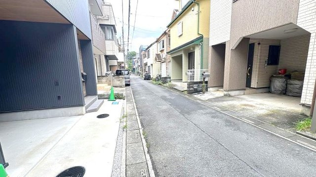 【前面道路含む現地写真】 | 富士見市鶴馬3丁目　未入居一戸建住宅　全1棟　(ふじみ野店) | 前面道路（北東）。交通量が少ない環境です。