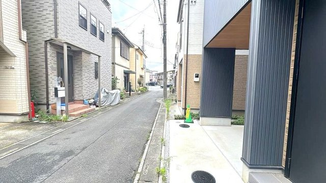 【前面道路含む現地写真】 | 富士見市鶴馬3丁目　未入居一戸建住宅　全1棟　(ふじみ野店) | 前面道路（南）
