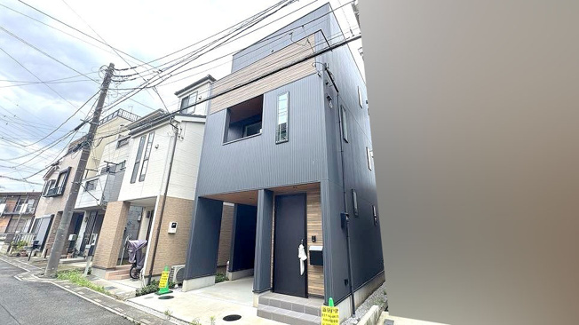 【外観】 | 富士見市鶴馬3丁目　未入居一戸建住宅　全1棟　(ふじみ野店) | ビルトインガレージ付き！愛車を雨風から防ぎます♪周辺は閑静な住宅街で車通りが少ない住環境となっております。