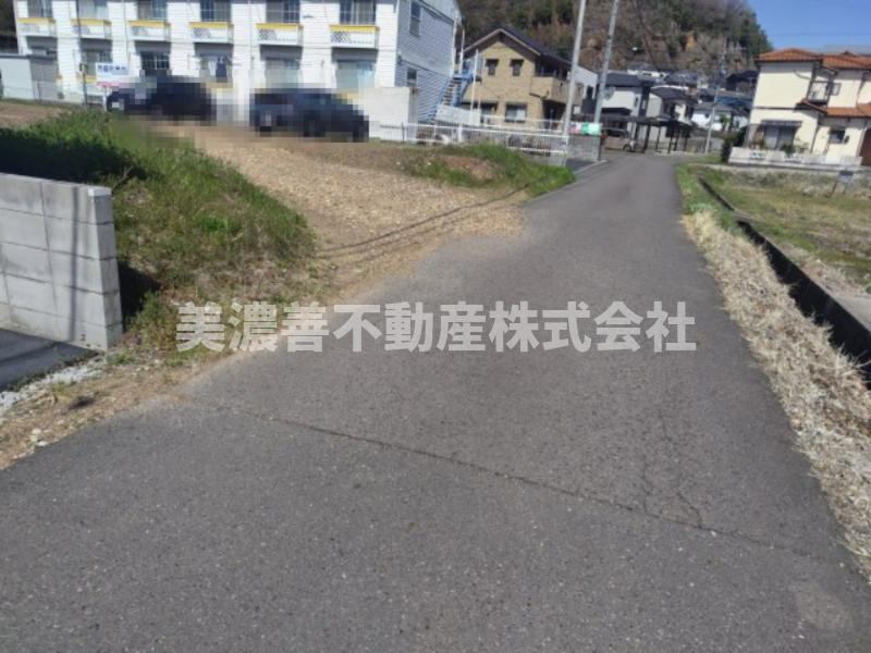 ６５１５３　岐阜市日野東６丁目土地の前面道路含む現地写真