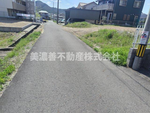 ６５１５３　岐阜市日野東６丁目土地の前面道路含む現地写真