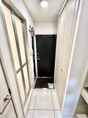 アール江坂の玄関