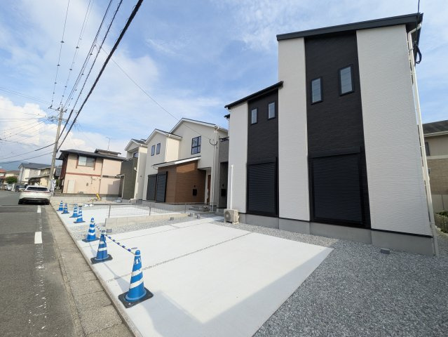 糟屋郡篠栗町和田４丁目２期　３号棟の前面道路含む現地写真
