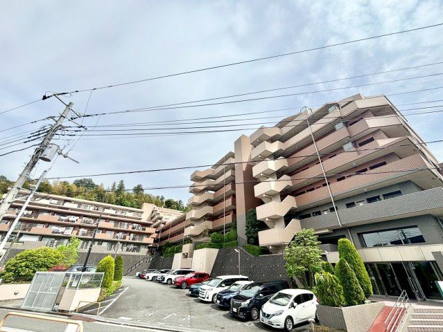 藤和ハイタウン本郷台の外観|2000年に竣工した藤和ハイタウン本郷台は、外観は落ち着いたブラウン系の7階建てタイル貼りで、共用部にはオートロック、宅配ボックス、キッズルーム、集会室、プレイロット、提供公園が設けられています。