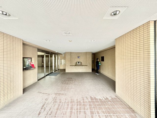 藤和ハイタウン本郷台のエントランス|2000年に竣工した藤和ハイタウン本郷台は、外観は落ち着いたブラウン系の7階建てタイル貼りで、共用部にはオートロック、宅配ボックス、キッズルーム、集会室、プレイロット、提供公園が設けられています。