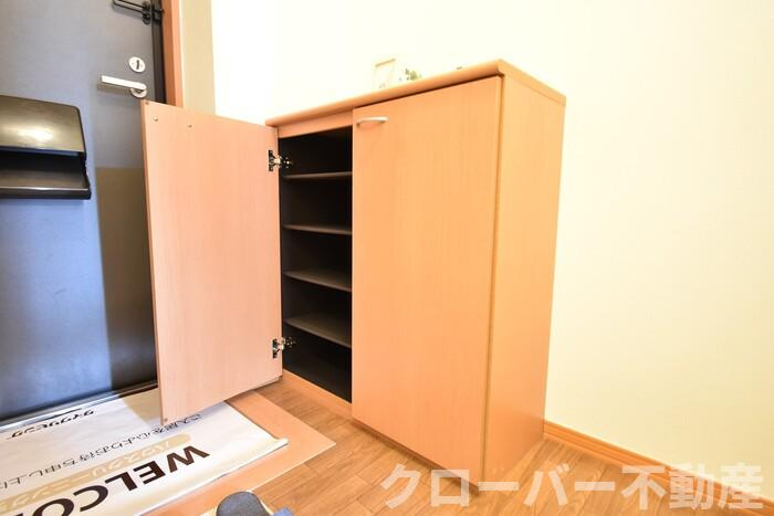 ホワイトウイングのエントランス|シューズボックス（カウンタータイプ）