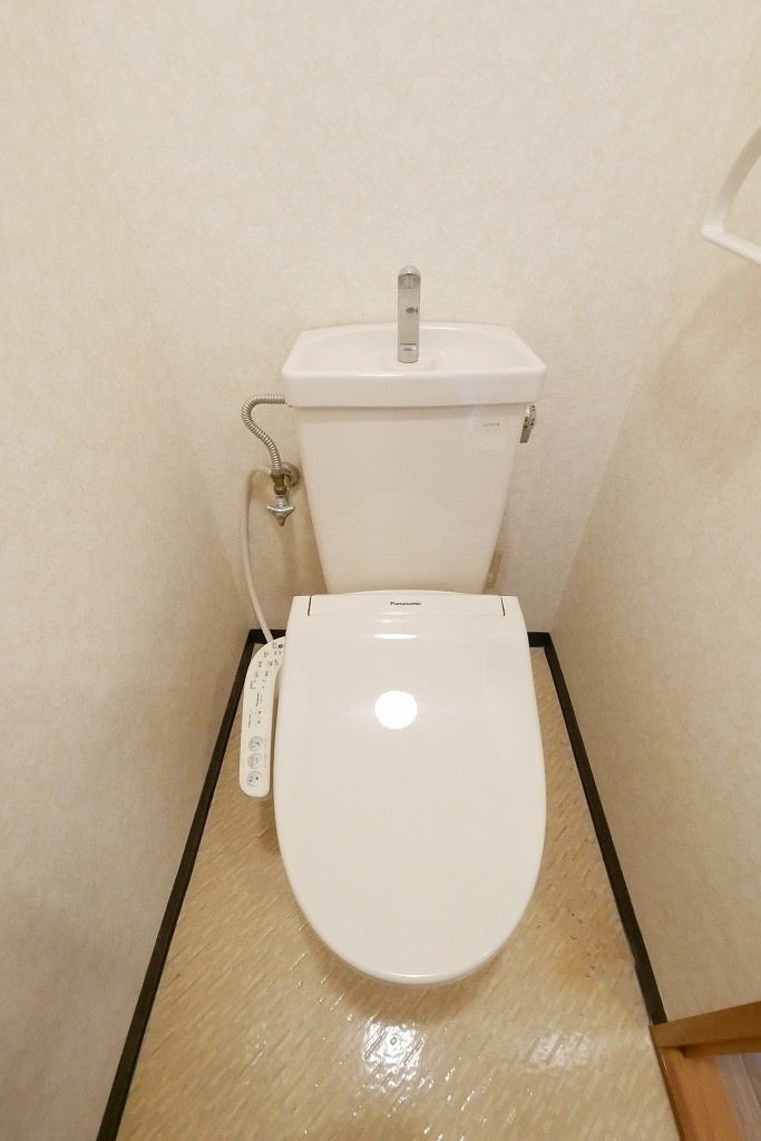 オハイオハイツのトイレ|オハイオハイツ402号室　
温水洗浄便座付