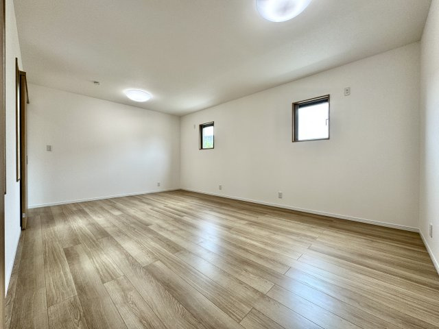 浜松市中央区小沢渡町の中古一戸建の洋室|約12帖洋室です。間仕切りで6帖、6帖のお部屋にも出来ます♪